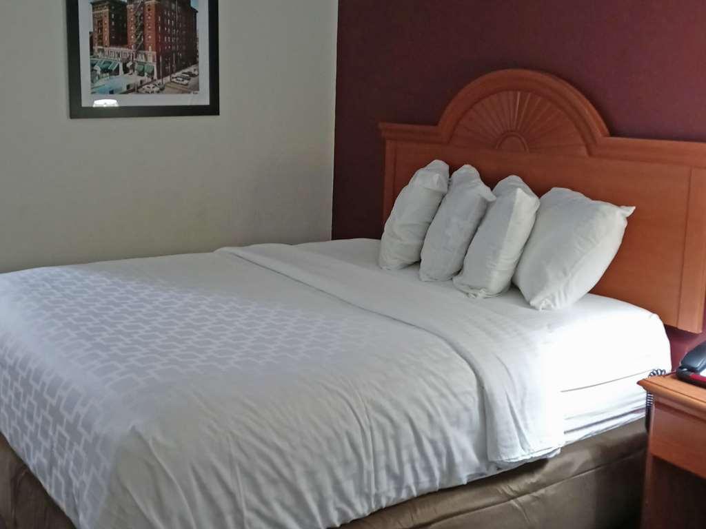 Clarion Pointe Evansville North Warrenton Номер фото